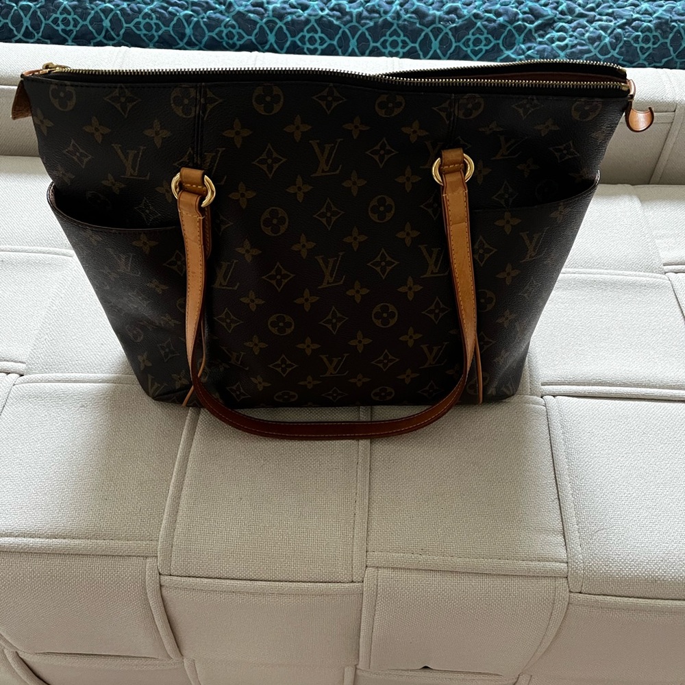 Louis Vuitton Totally MM Monogram Tote - Picture 12 of 16
